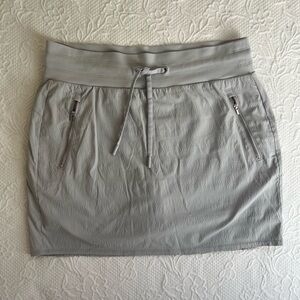 Like new! Athleta Trekkie skort in light grey / gray size 8